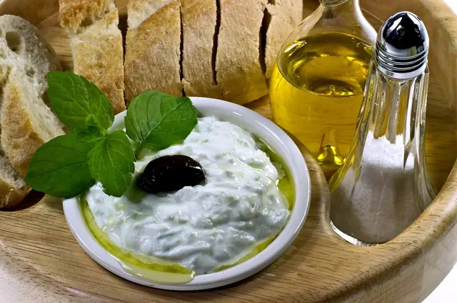 Tzatziki (yoghurtdip), Griekse catering, ter illustratie