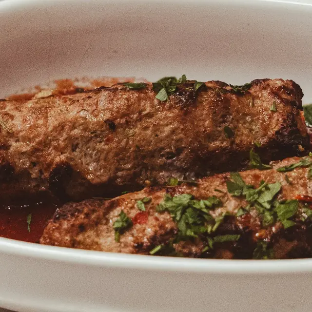 Soutzoukakia (gehaktballetjes in tomatensaus), Griekse catering, ter illustratie