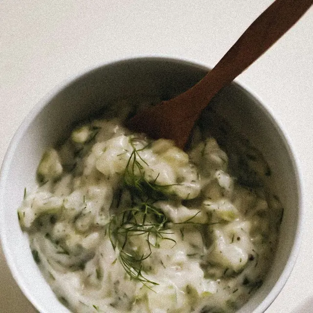 Tzatziki (yoghurtdip), Griekse catering, ter illustratie